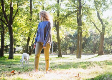 Genç kadın köpekle oynamayı 