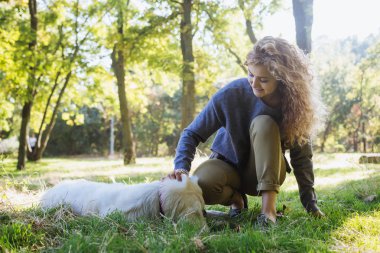 Genç kadın köpekle oynamayı 