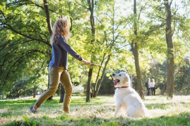 Genç kadın köpekle oynamayı 