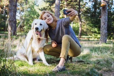 kadın köpekle selfie yapıyor 