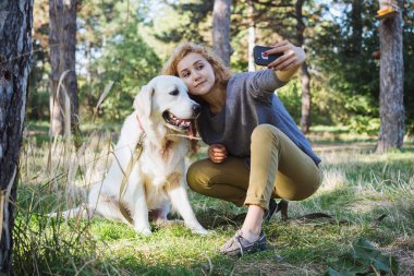 kadın köpekle selfie yapıyor 