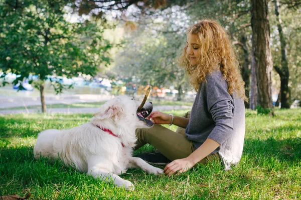 Joven hembra jugando con perro — Foto de Stock