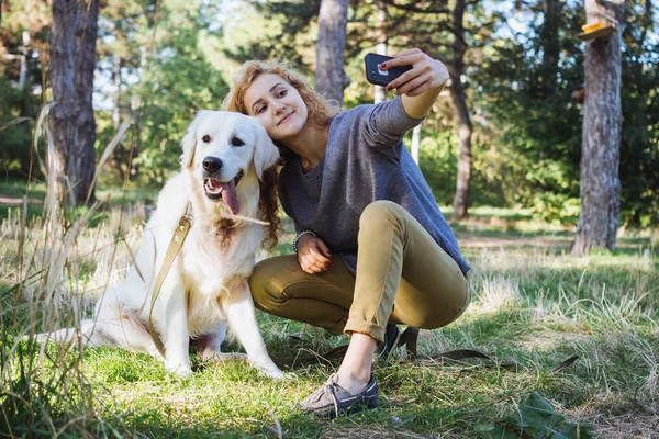 Hündin macht Selfie mit Hund — Stockfoto