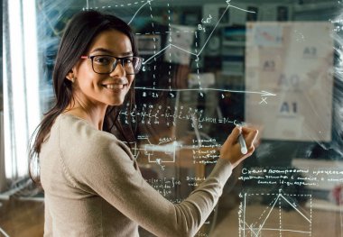 Cam beyaz tahta üzerinde yazma genç çekici kadın ofis çalışanı