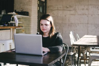 dizüstü bilgisayar kullanan genç kadın