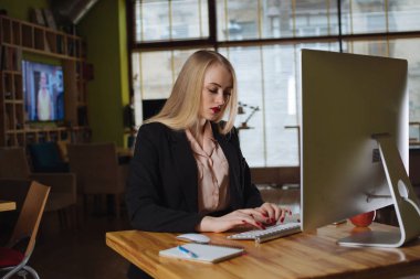 Genç bayan ofiste çalışıyor.