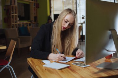 Genç bayan ofiste çalışıyor.