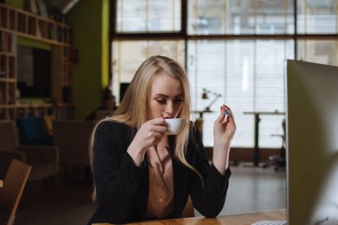 İş kadını ofiste kahve içer