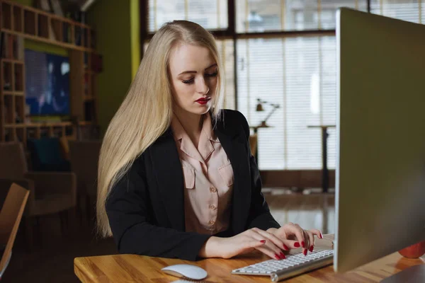 Молодая женщина, работающая в офисе — стоковое фото