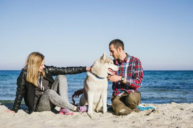 Sibirya husky köpek ile plajda Çift