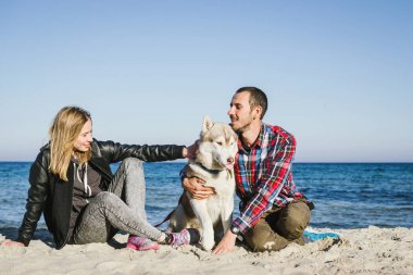 Sibirya husky köpek ile plajda Çift