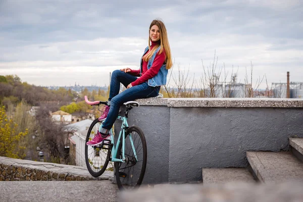 Jovem mulher com bicicleta — Fotografia de Stock