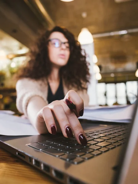 Молодая женщина работает в офисе и за компьютером — стоковое фото