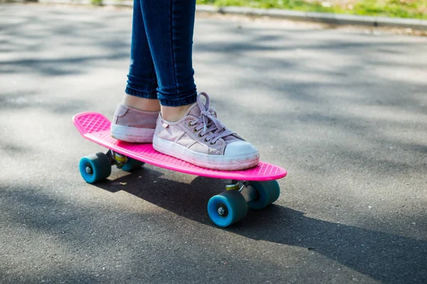 십 대 소녀 짧은 스케이트 보드 공원에서 승마 연습 — 스톡 사진