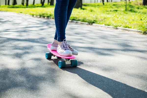 Adolescente praticando skate curto equitação no parque — Fotografia de Stock