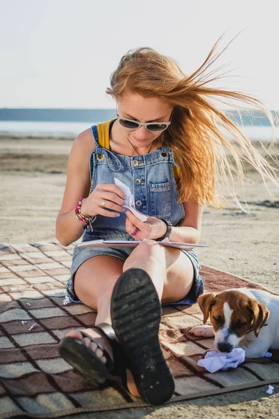Jovem elegante hipster menina com origami na praia — Fotografia de Stock