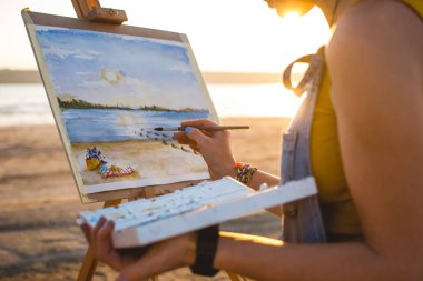Genç kadın sanatçı resim manzara plaj, açık havada yakın çekim