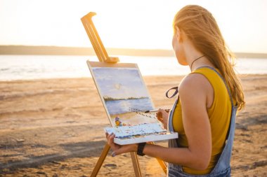 Genç kadın sanatçı resim manzara plaj açık havada