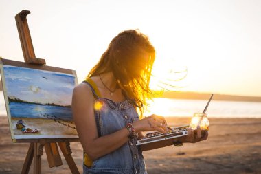 Genç kadın sanatçı resim manzara plaj açık havada