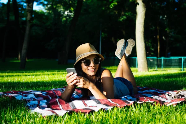Портрет красивої дівчини в парку з телефоном — стокове фото