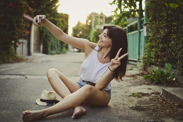 젊은 여자는 재미를 만들어 전화 selfie — 스톡 사진