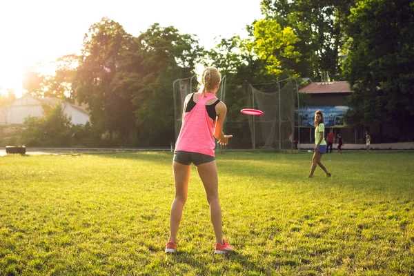 Frizbi parkta oynayan iki genç ve güzel kadın