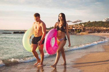 Kayan halkalar ile plajda Çift