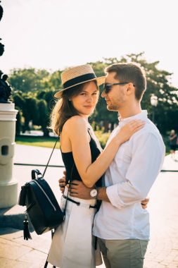 Şehirde bir yolda Çift