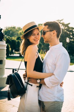 Şehirde bir yolda Çift