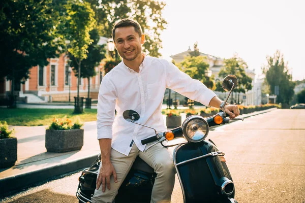 Retro scooter ile City'de adamla