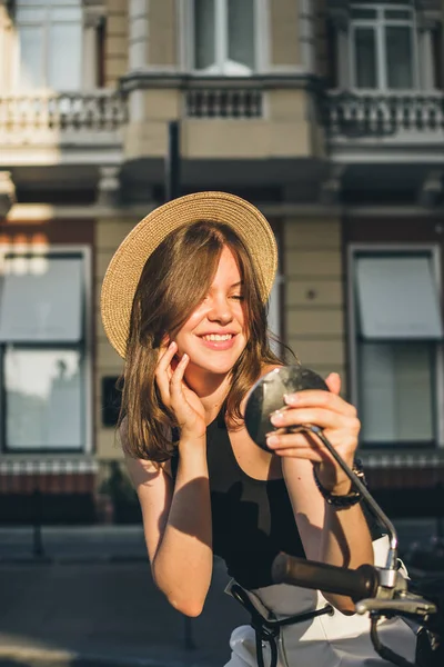 Woman in city with retro scooter — Stock Photo, Image