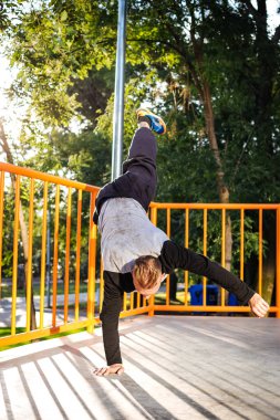 Parkour doğa sporları Park yapan genç adam