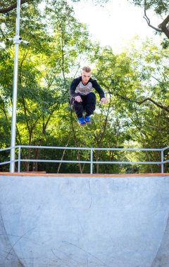 Parkour doğa sporları Park yapan genç adam