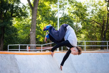 Parkour doğa sporları Park yapan genç adam