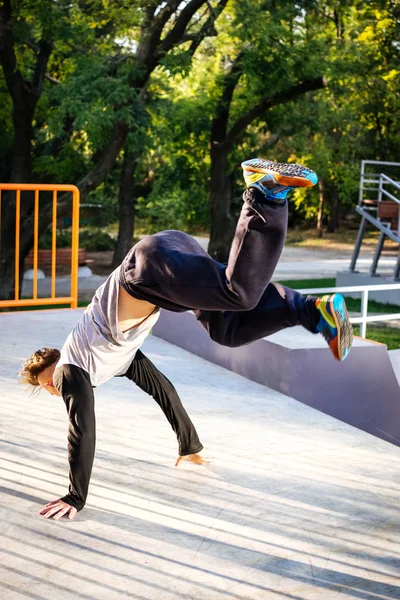 Parkour doğa sporları Park yapan genç adam