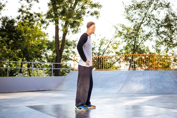 市内のスケート公園で若いパルクール男 — ストック写真