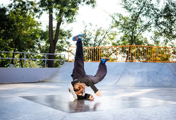 Parkour doğa sporları Park yapan genç adam
