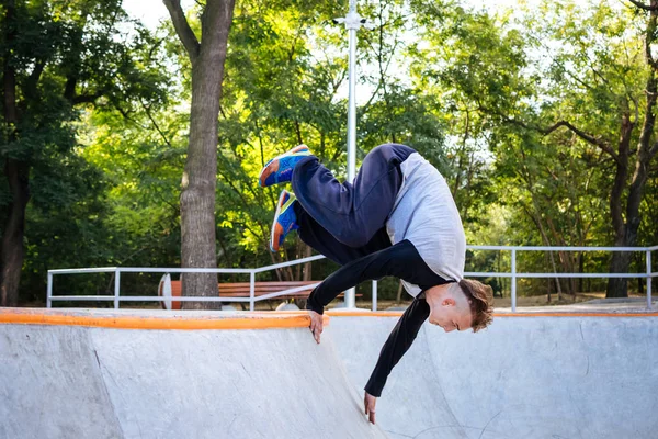 Parkour doğa sporları Park yapan genç adam