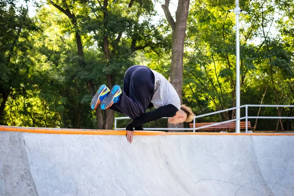 Parkour doğa sporları Park yapan genç adam