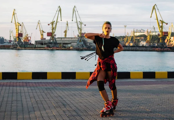 Menina elegante com patins — Fotografia de Stock