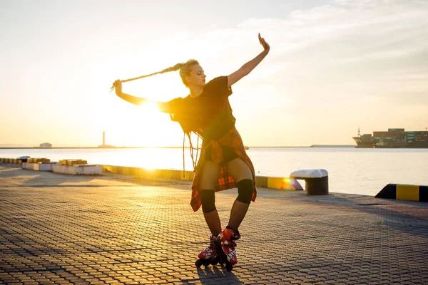 Young girl with roller skates — Stock Photo, Image