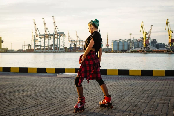 Menina elegante com patins — Fotografia de Stock