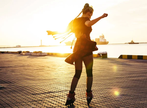 Menina elegante jovem com patins — Fotografia de Stock