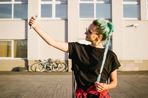 Mulher com cabelo verde usando smartphone — Fotografia de Stock