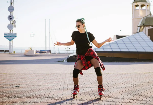 Menina com cabelos verdes andar de patins — Fotografia de Stock