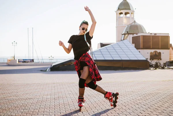 Funky menina andar de patins — Fotografia de Stock