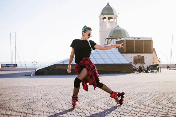 Funky menina andar de patins — Fotografia de Stock