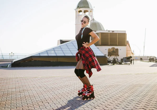 Funky menina andar de patins — Fotografia de Stock