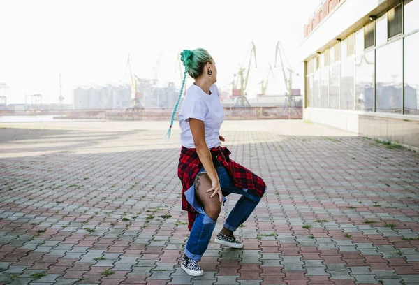 Jovem mulher atraente em um olhar elegante — Fotografia de Stock