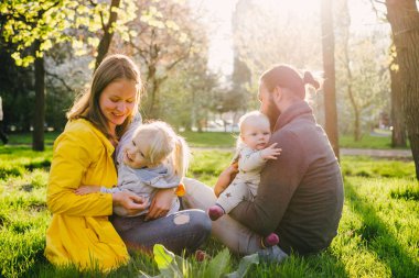 Mutlu aile parkı bahar